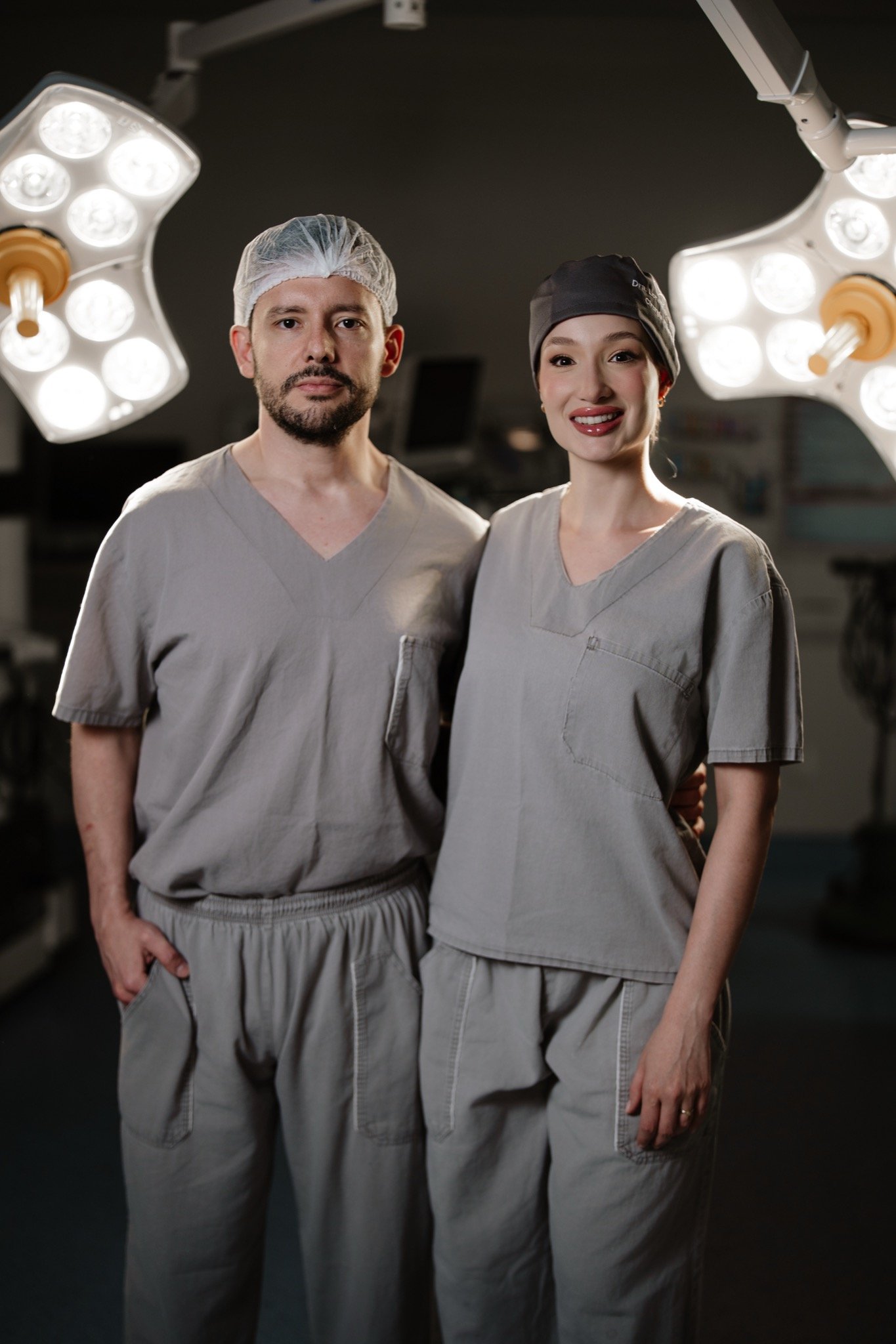 Dra. Lorena Queiroz e Dr. Solon Gonçalves em centro cirúrgico, equipe da técnica MILA em Uberlândia-MG
