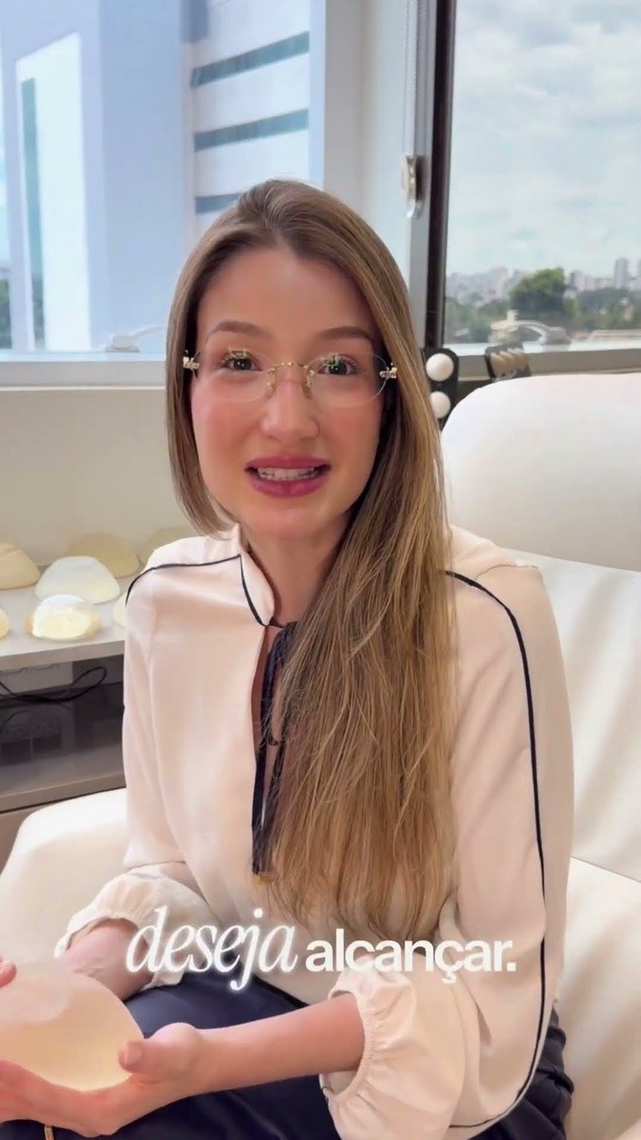 Dr. Lorena Queiroz explaining how silicone implant size is chosen